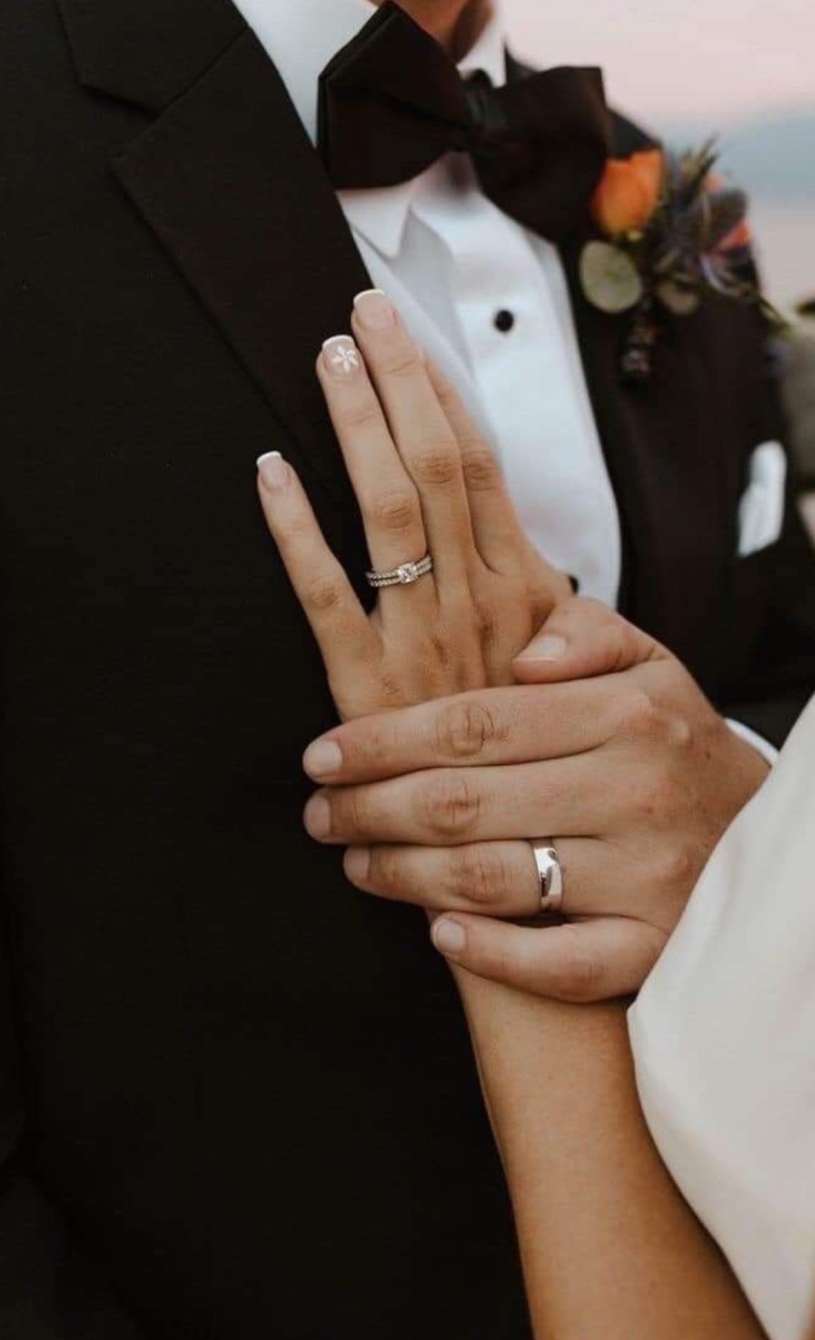 Pareja de boda mostrando sus anillos