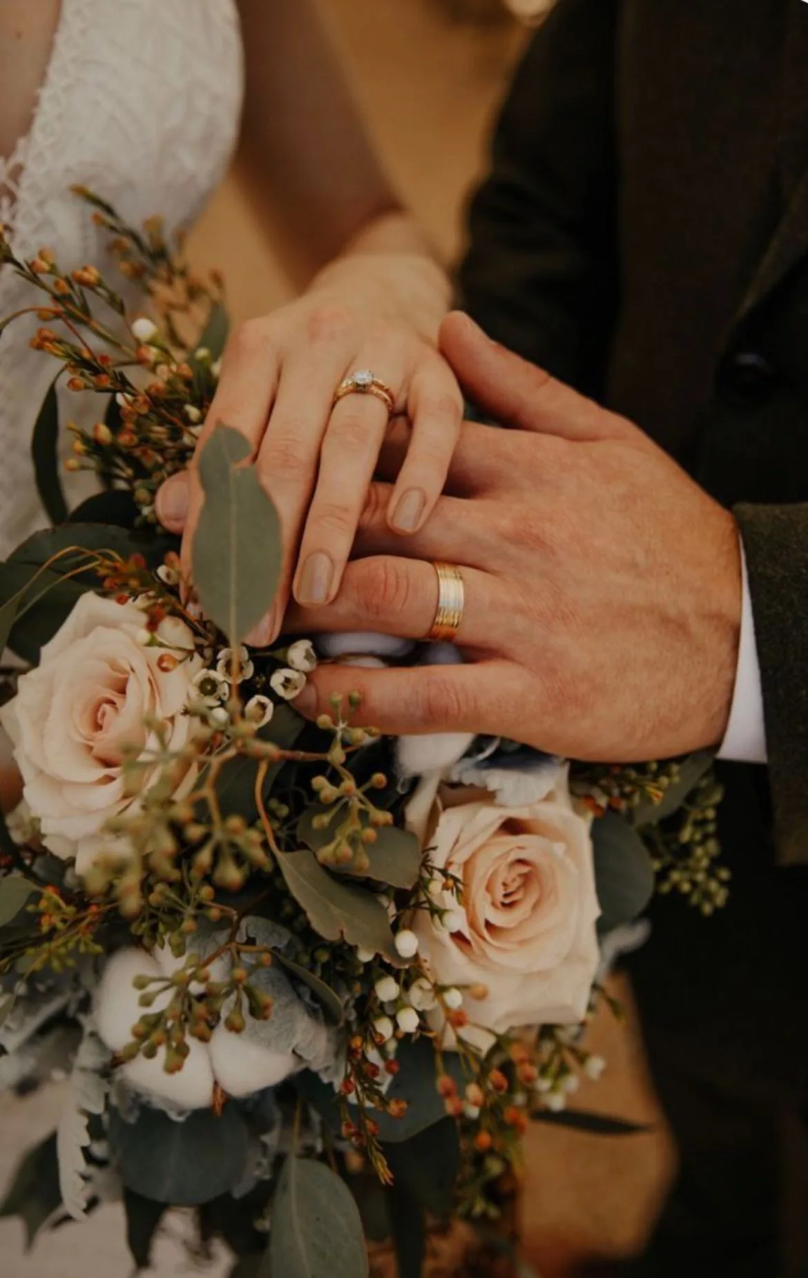 Anillos de boda sobre ramo floral
